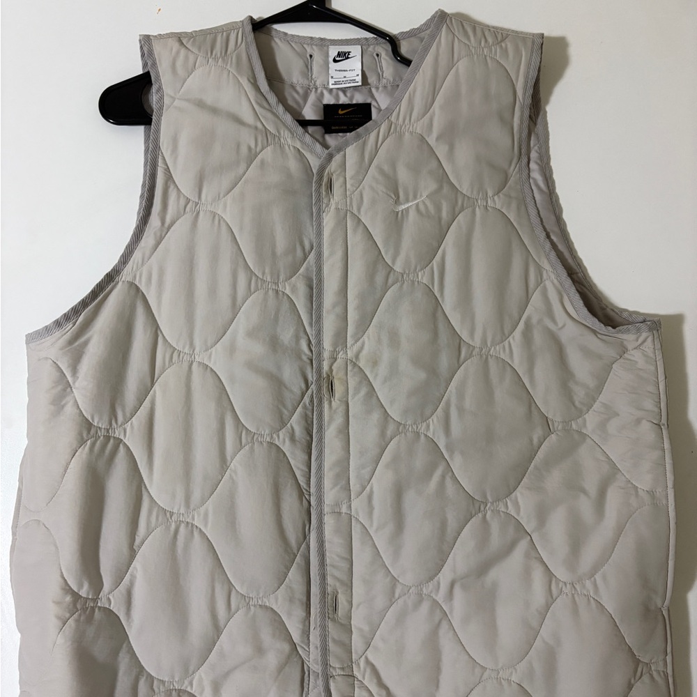 Nike Woven Quilted Vest in Soft Gray